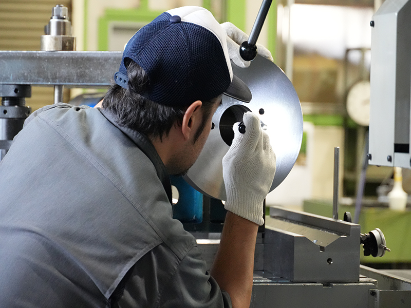 職人の感覚による高精度加工